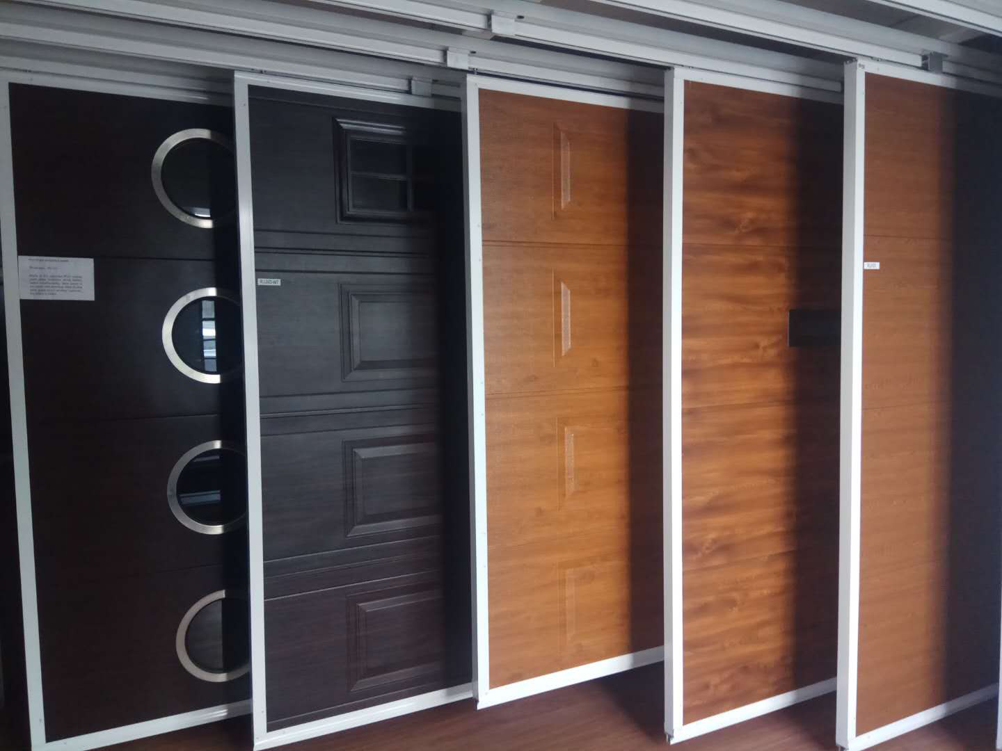 Difference between steel and fiberglass garage doors？ Master Well Doors